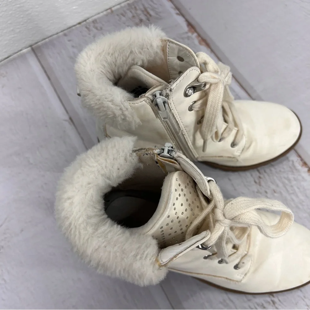 Mia Girl creamy white boots‎ Fur Top Sparkly tongue SIZE 2M